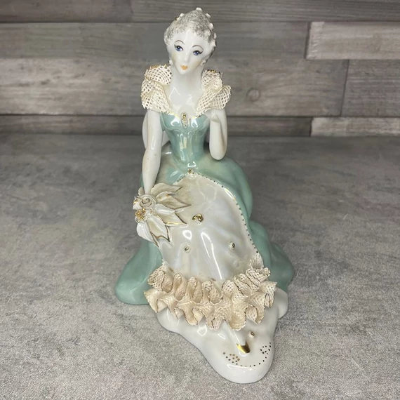 Stipo Romania ülő hölgy porcelán dísz