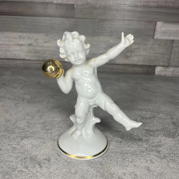 Német aranyozott diszkoszvető porcelán Puttó figura