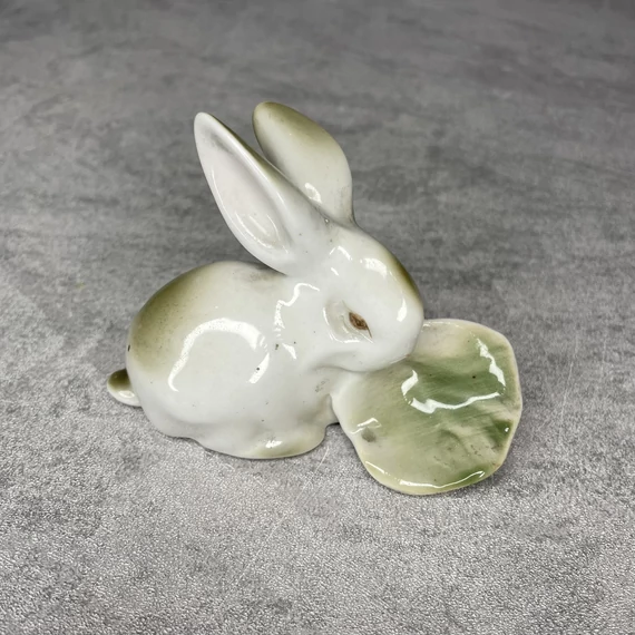 Zsolnay porcelán nyúl dísz káposztával