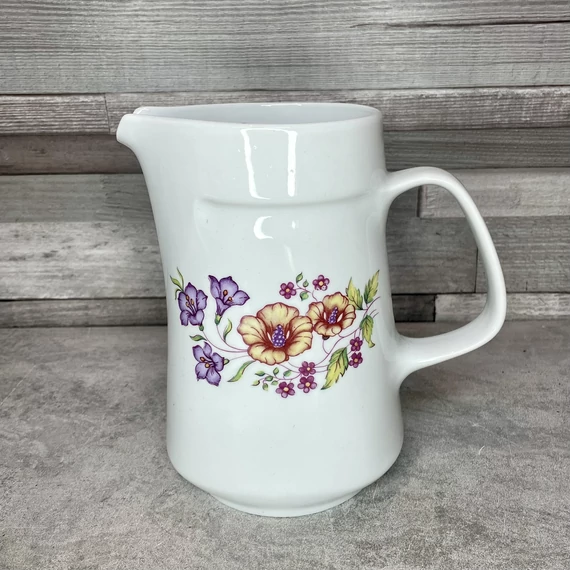 Alföldi tölcsérvirágos porcelán kancsó