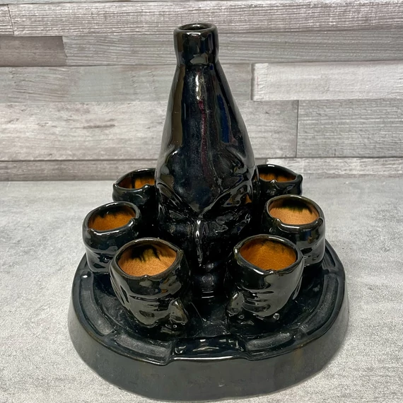 Budapesti kerámia krampusz feleses pohár, kulacs szett tálcával