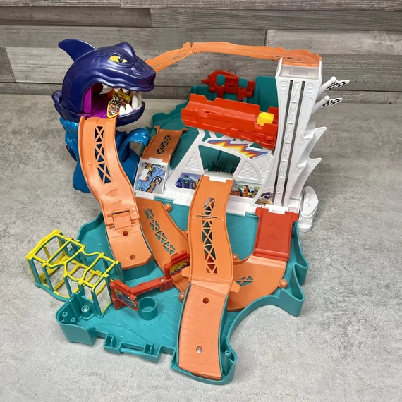 Hot Wheels cápatámadás kinyitható versenypálya játék