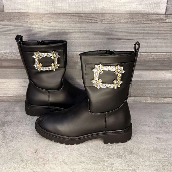 Fekete műbőr csizma arany-ezüst csattal 39