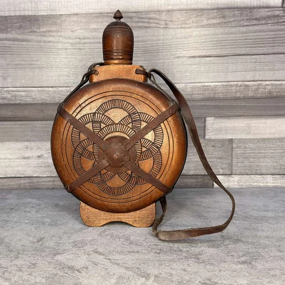 Régi faragott, fa kulacs/ butykos bőr szíjjal