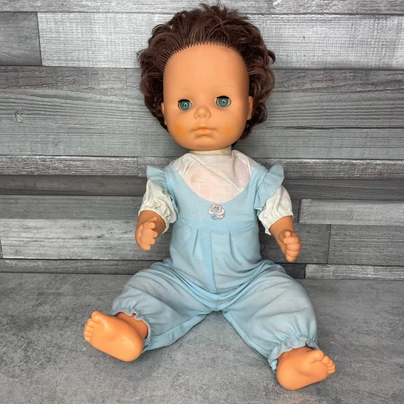 Retro kék ruhás játék alvó baba