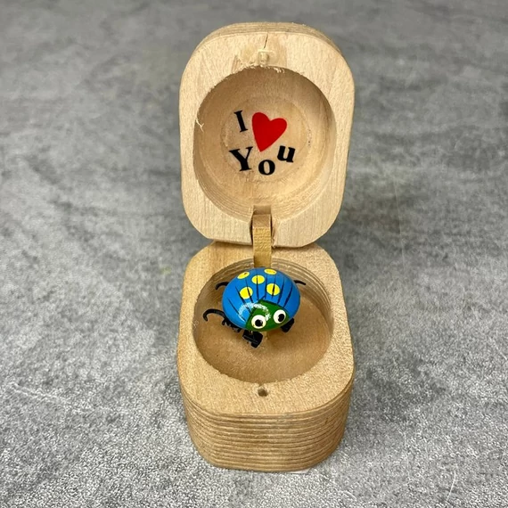 Retro fa katicás doboz faragóval