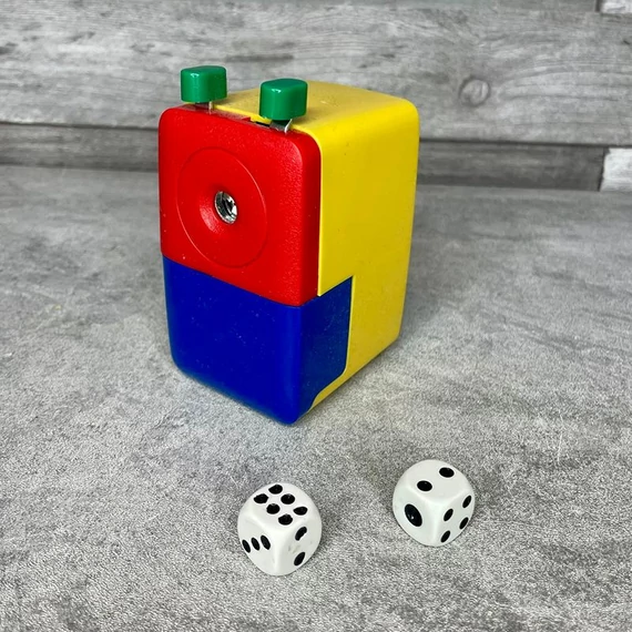 Retro színes faragó dobókockákkal