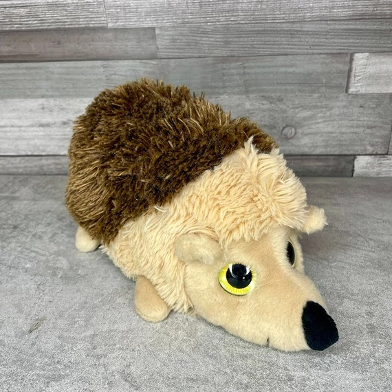 Csillogó szemű plüss süni játék