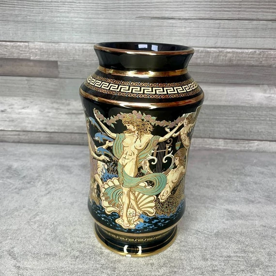 Arannyal díszített görög fekete váza