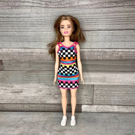 Mattel Barbie baba kockás ruhában sneaker cipőben