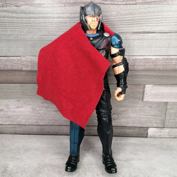 Hasbro Marvel beszélő Thor szuperhős figura