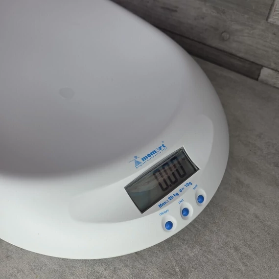 Momert 6400 digitális babamérleg saját dobozában