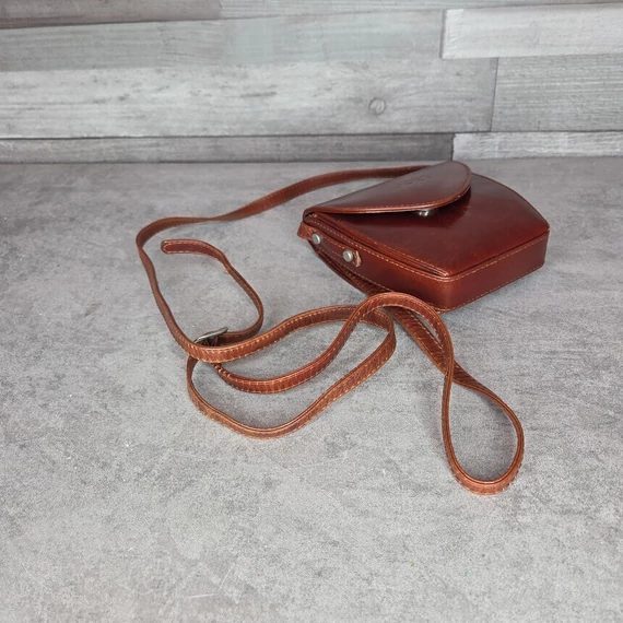 Joop! kisméretű barna színű válltáska