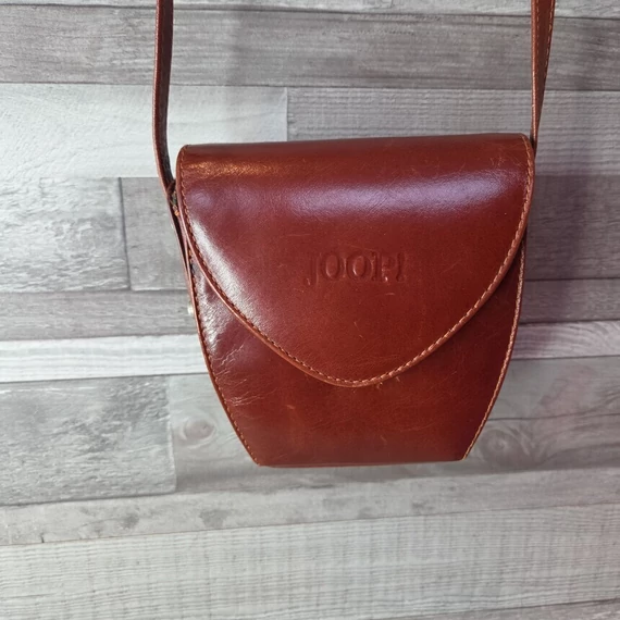 Joop! kisméretű barna szinű válltáska