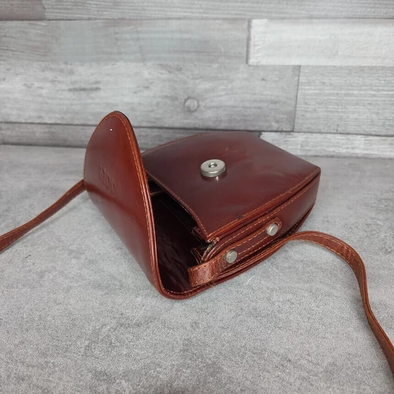 Joop! kisméretű barna szinű válltáska