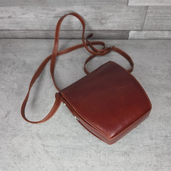 Joop! kisméretű barna szinű válltáska