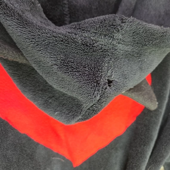 H&M fekete polár fürdőköntös, piros szív mintával, 146/152 