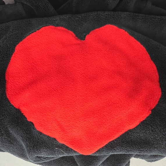 H&M fekete polár fürdőköntös, piros szív mintával, 146/152 