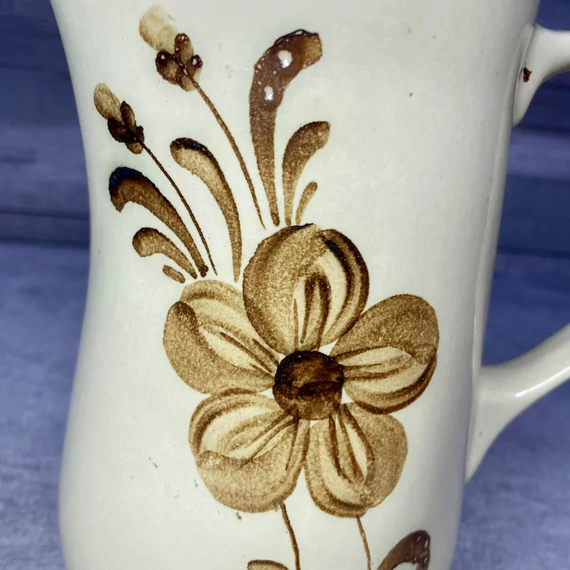 Retro népi mintázatú kerámia kancsó