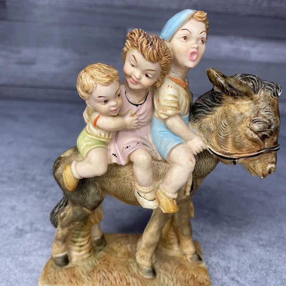 Figurine Alabastru I.I.L.Fagaras szamárháton utazó gyerekek szobor dísz