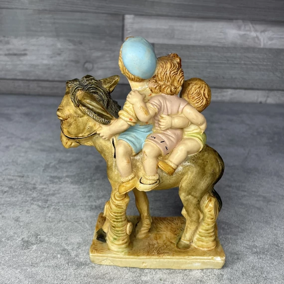 Figurine Alabastru I.I.L.Fagaras szamárháton utazó gyerekek szobor dísz