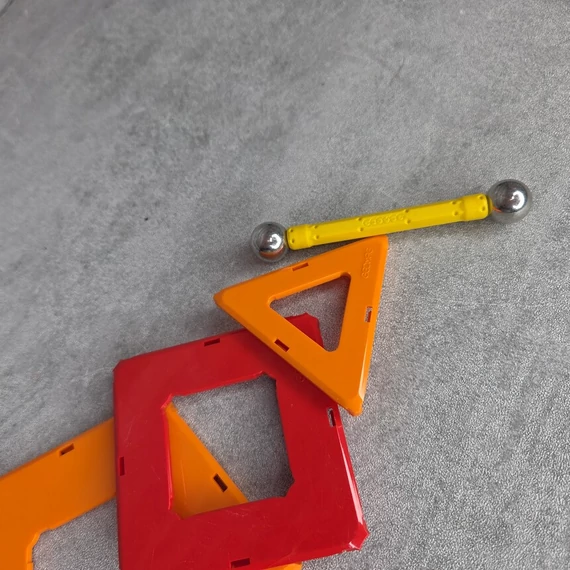 Geomag épitőjáték piros-narancs-sárga színben