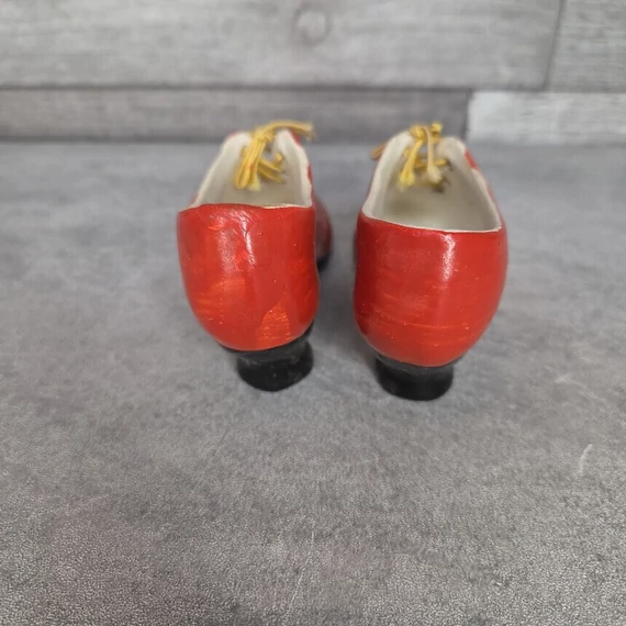 Piros mázas kerámia díszcipő pár