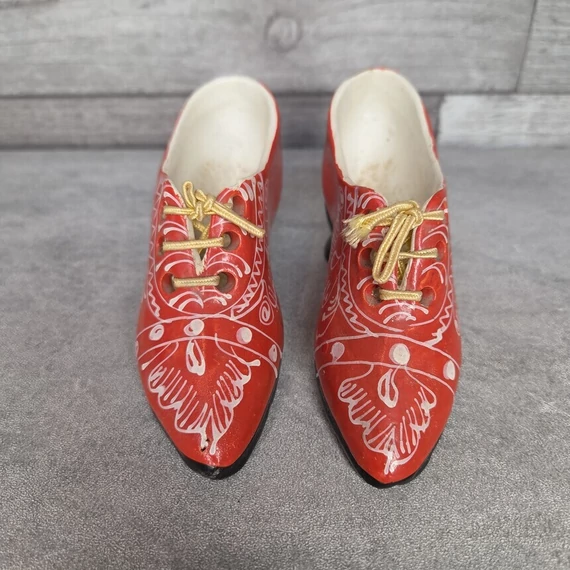 Piros mázas kerámia díszcipő pár