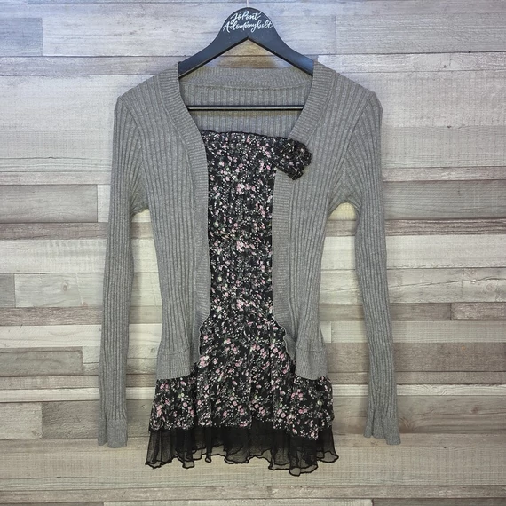 Szürke kötött női felső, bevarrt virágmintás blúz betéttel, M