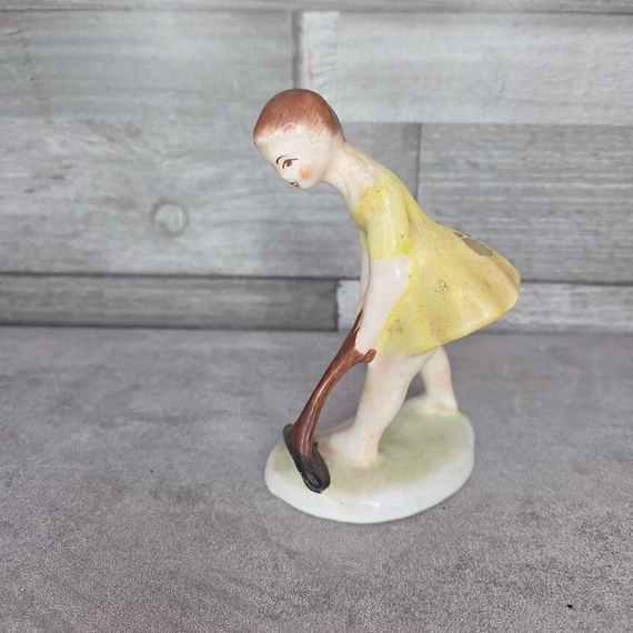 Bodrogkeresztúri gereblyéző lány porcelán figura