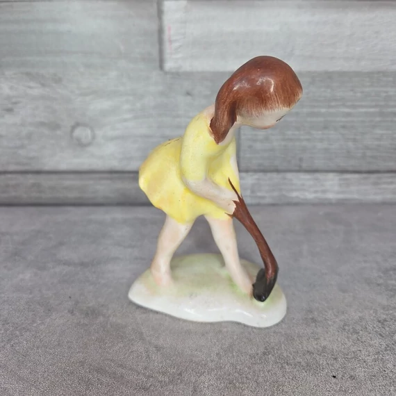 Bodrogkeresztúri gereblyéző lány porcelán figura