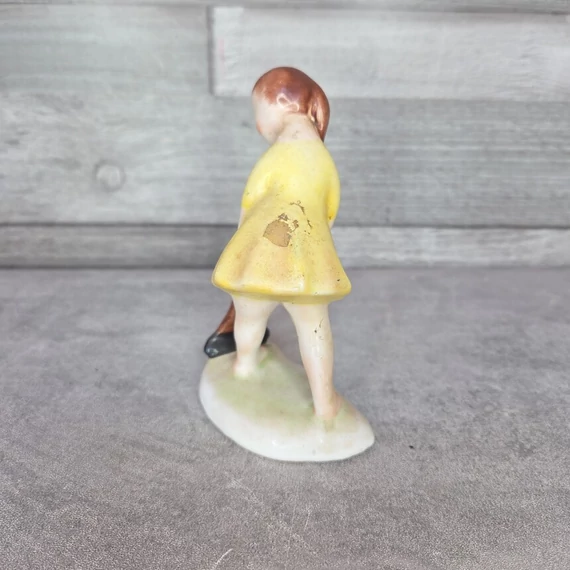Bodrogkeresztúri gereblyéző lány porcelán figura