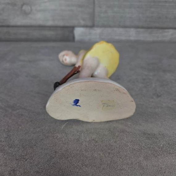 Bodrogkeresztúri gereblyéző lány porcelán figura