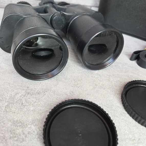 Távcső lencsevédőkkel, szállítható dobozban