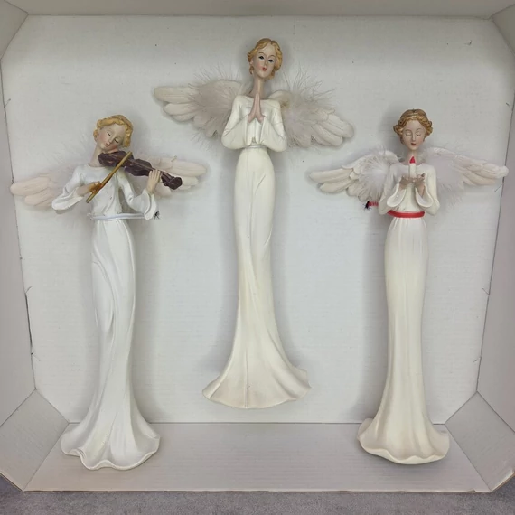 Polirezin jellegű angyal szoborcsoport
