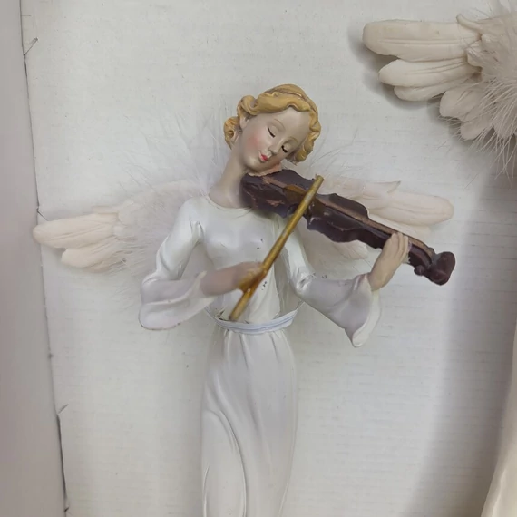 Polirezin jellegű angyal szoborcsoport