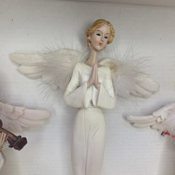 Polirezin jellegű angyal szoborcsoport