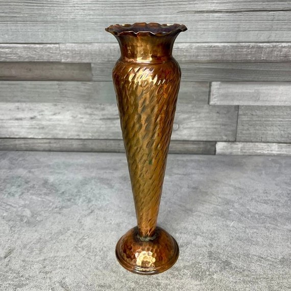 Réz fodros szélű váza