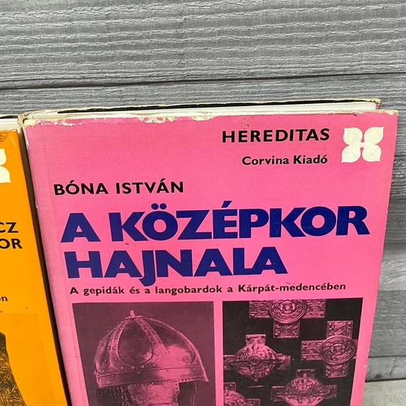 Hereditas: Dienes István: A Honfoglaló Magyarok; Kalicz Nándor: Agyag Istenek; Bóna István: A Középkor hajnala könyvcsomag