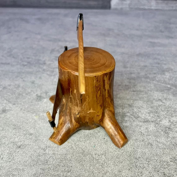 Favágó farönk dísz szerszámokkal