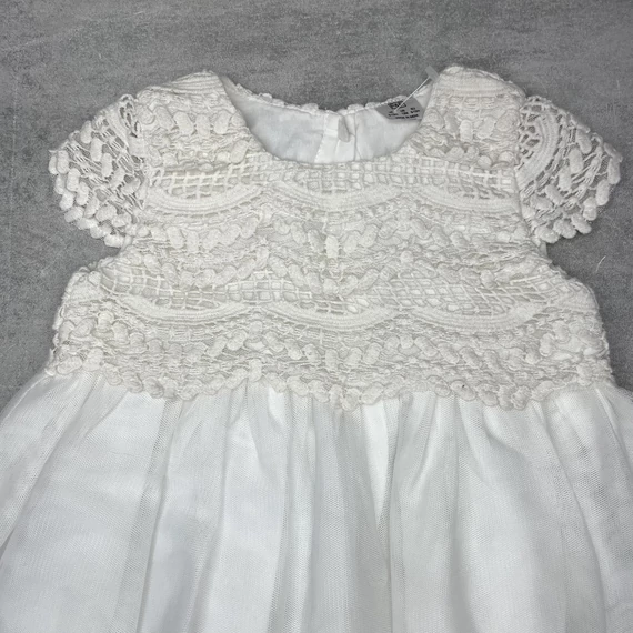 F&F fehér csipkés kislány alkalmi ruha 9-12 hó