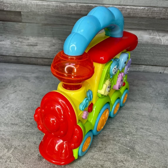 Színes állathangos, világító játék vonat