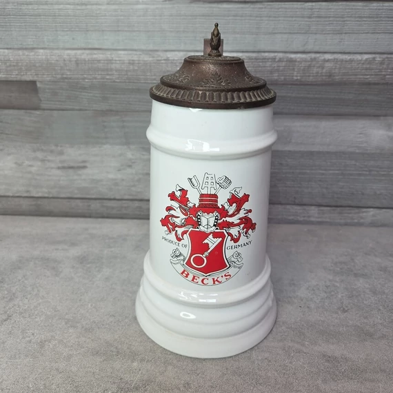 Beck's német söröskorsó fedéllel