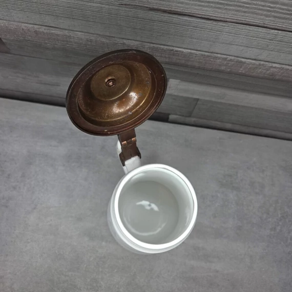 Beck's német söröskorsó fedéllel