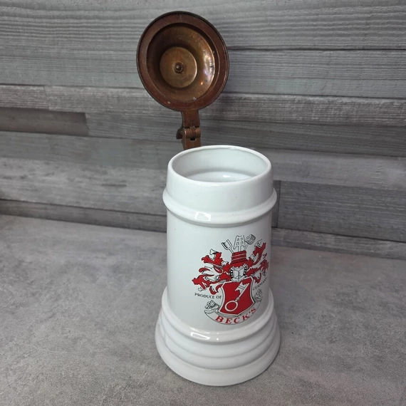 Beck's német söröskorsó fedéllel