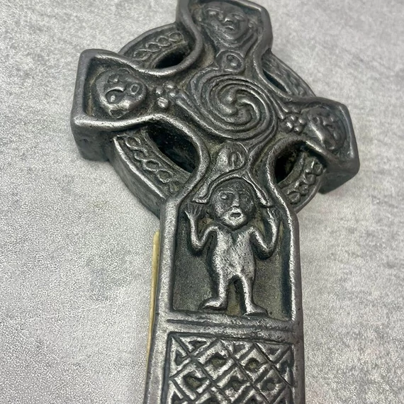 Wild Goose Studio: Gallen Priory műgyanta kereszt