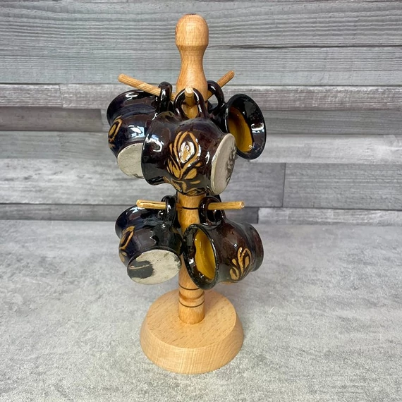 Népies kerámia csészék fa állványon