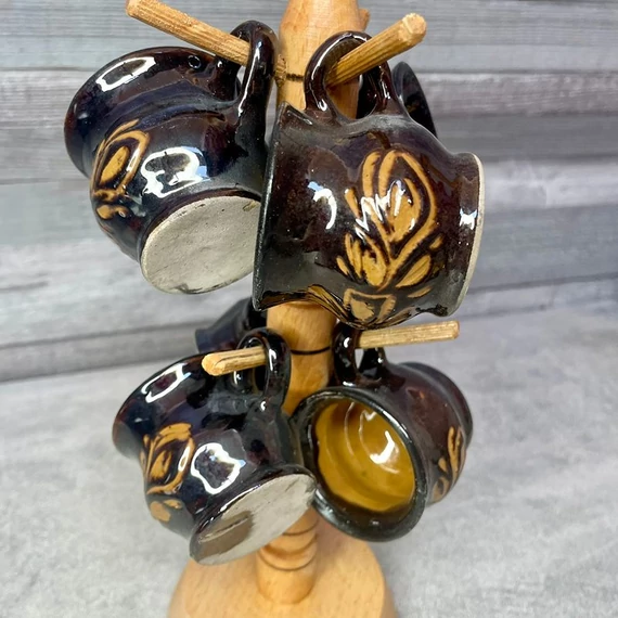 Népies kerámia csészék fa állványon