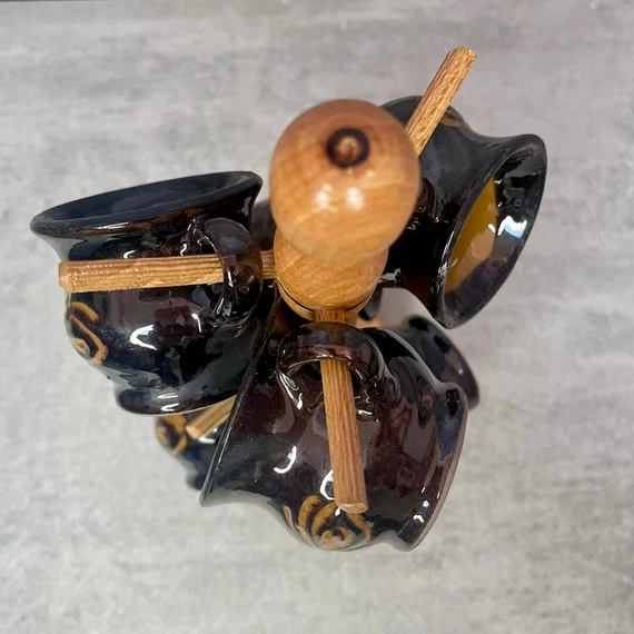 Népies kerámia csészék fa állványon