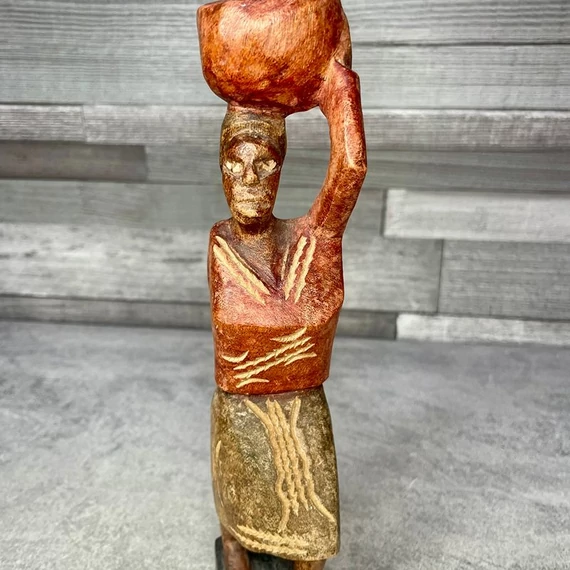 Faragott kézműves kosarat egyensúlyozó nő fa szobor